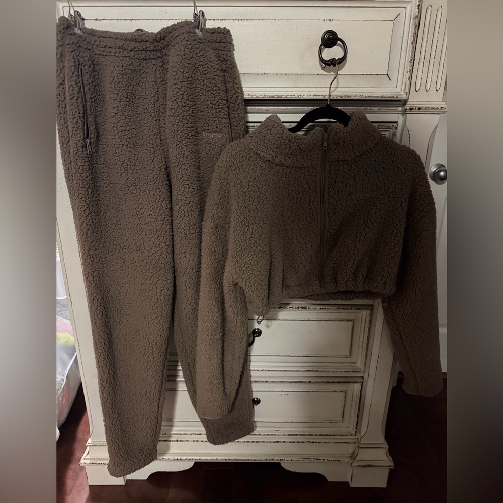 SKIMS Teddy High Pile Sherpa Fleece Cropped Jacket & Jogger Set-Tan